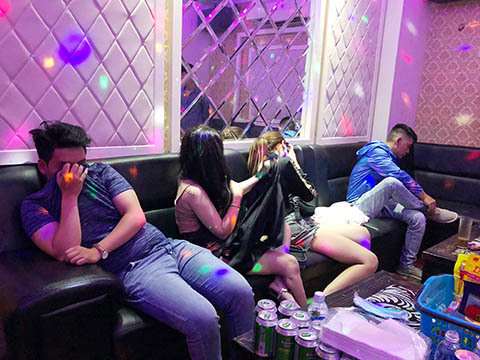 16 nam nữ phê ma túy trong quán karaoke ở Sài Gòn