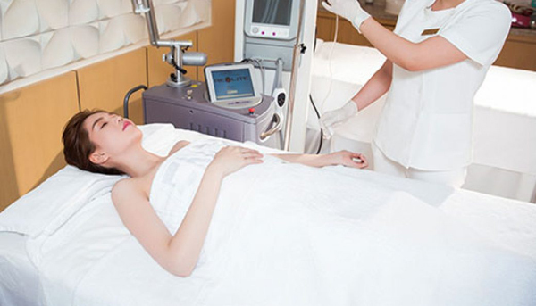 Sự thật phương pháp 'thay máu, lột da' giúp Ngọc Trinh trở nên trắng bóc