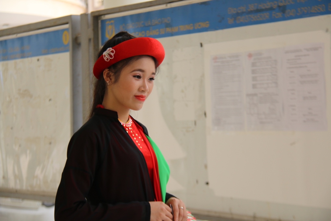 Thí sinh xúng xính váy áo thi năng khiếu Sư phạm Mầm non