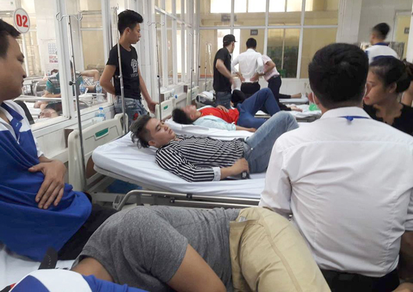 Hà Nội: Hơn 100 học viên nghi ngộ độc thực phẩm nằm la liệt