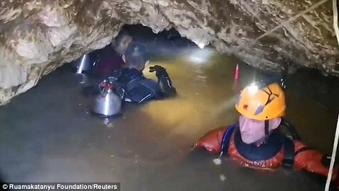 Nghẹt thở xem thợ lặn vào hang đội bóng Thái Lan mắc kẹt