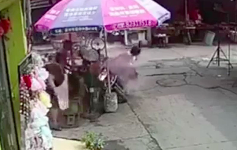 Để con vặn tay ga, mẹ và bé lao vào chảo dầu sôi