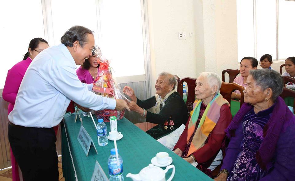 Phó Thủ tướng Trương Hòa Bình thăm hỏi các Mẹ Việt Nam anh hùng