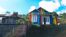 Ngôi nhà 'bảy sắc cầu vồng' trên đỉnh đồi của chàng trai Đà Lạt
