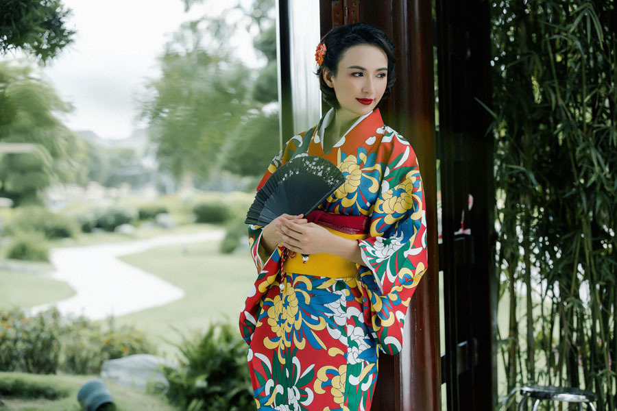 Hoa hậu Ngọc Diễm sặc sỡ với kimono Nhật Bản