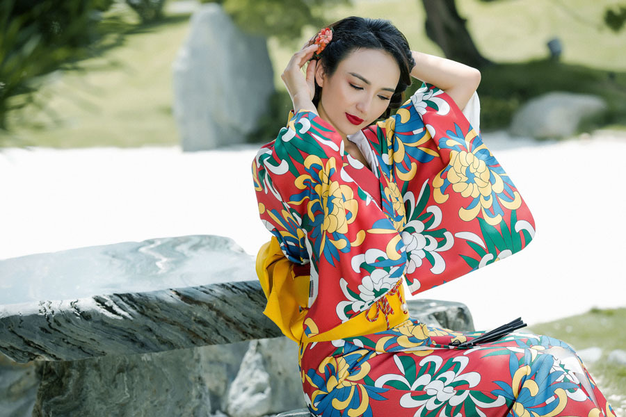 Hoa hậu Ngọc Diễm sặc sỡ với kimono Nhật Bản