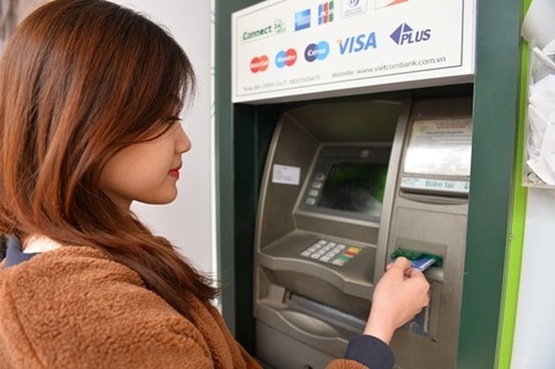 Ngân hàng lớn đồng loạt tăng phí rút tiền ATM