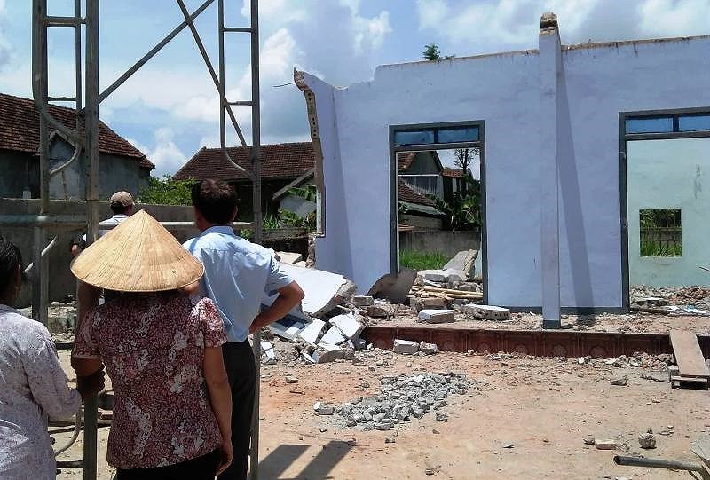 Dỡ nhà, sập tường đè chết 2 người