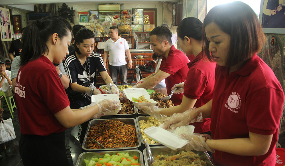 Tiệm cơm 2000 đồng giữa Hà Nội