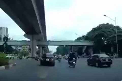 Cảnh xe máy không người lái lao thẳng vào cột cầu đường khiến chàng trai 