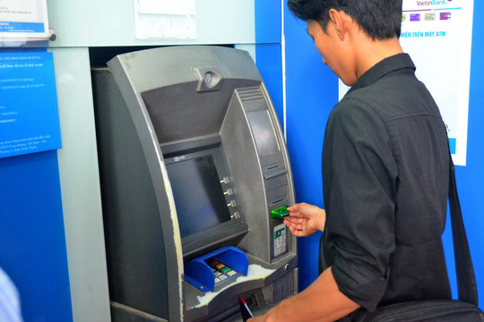 Lần thứ 2 NHNN yêu cầu 4 'ông lớn' dừng tăng phí rút tiền nội mạng ATM