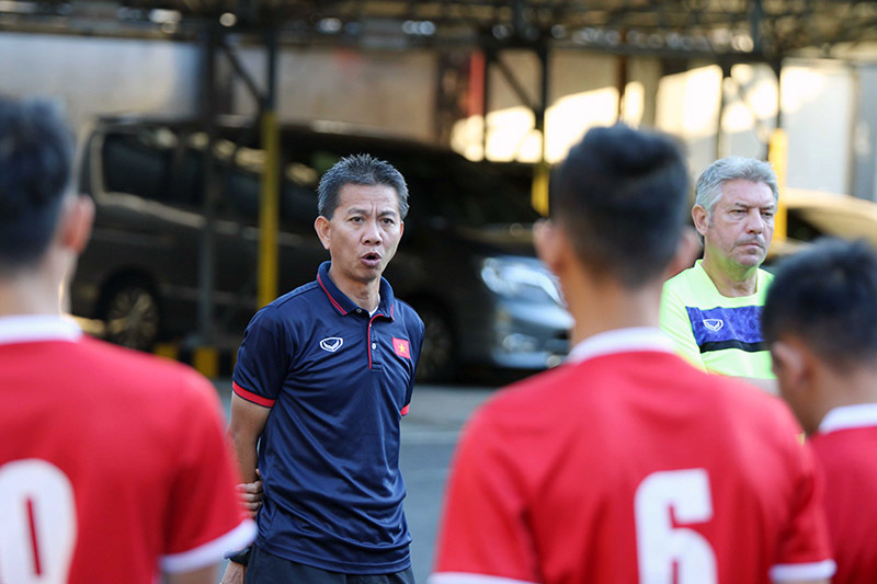 Bị loại sớm, U19 Việt Nam chưa có vé máy bay về nước