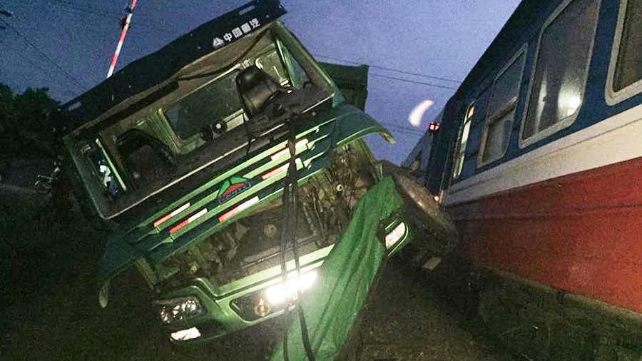 Xe tải chết máy trên đường ngang, bị tàu hỏa đâm văng nát đầu