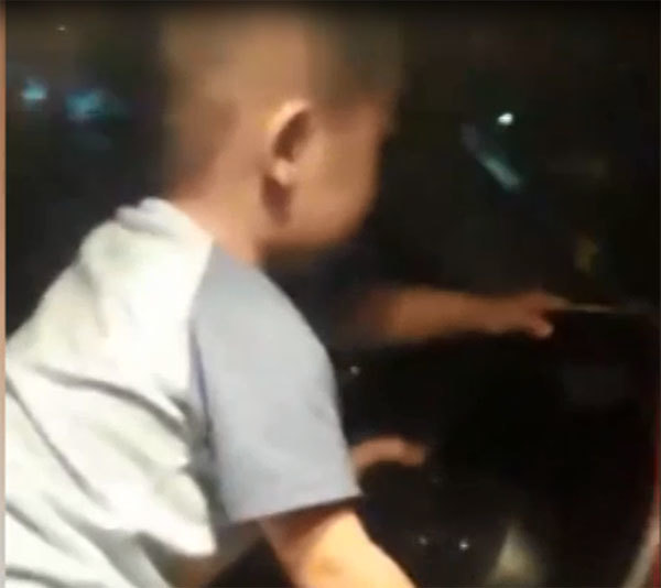 Bố mẹ cho con trai 'tập lái xe' ô tô rồi Livestream khoe lên mạng