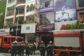 Cháy quán cơm tấm giữa Sài Gòn, thực khách nhào nhào bỏ chạy