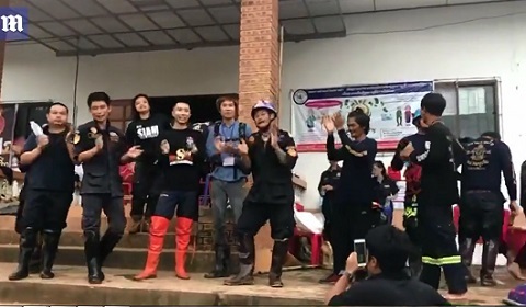 người Thái mở tiệc xuyên đêm mừng đội bóng thiếu niên được giải cứu