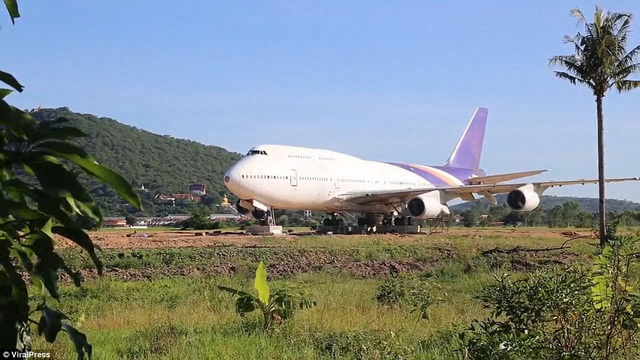 Cả làng 'nháo nhào' sau một đêm tỉnh giấc thấy máy bay Boeing đậu ngay gần nhà