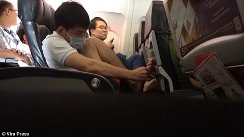 Hành khách thản nhiên nhặt da chân trên chuyến bay về Việt Nam