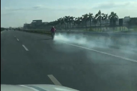 'Ninja Lead' hiên ngang phóng trên cao tốc với ống pô xả khói nghi ngút