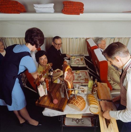 Đồ ăn trên máy bay 60 năm về trước sang chảnh như nhà hàng 5 sao