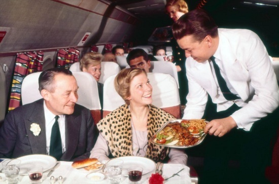 Đồ ăn trên máy bay 60 năm về trước sang chảnh như nhà hàng 5 sao