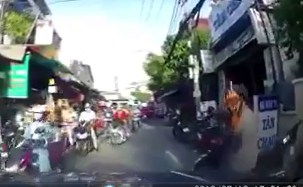 Giơ 'ngón tay thối' với ô tô, thanh niên đi xe máy nhận cái kết 'đắng'