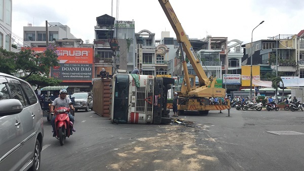 Lật xe container, cửa ngõ Tân Sơn Nhất ùn tắc nghiêm trọng nhiều giờ