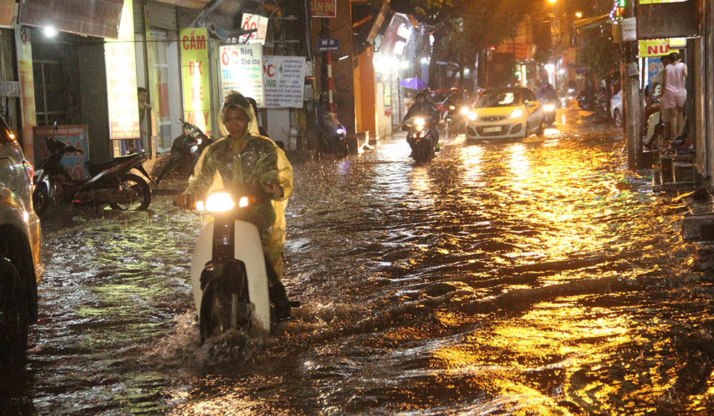 Hà Nội mưa từ sáng, đến tối vẫn ngập lút bánh xe