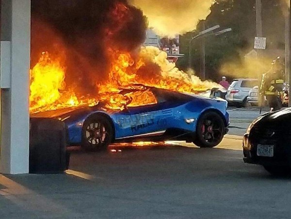 Siêu xe Lamborghini bị thiêu rụi vì một lý do... ngớ ngẩn