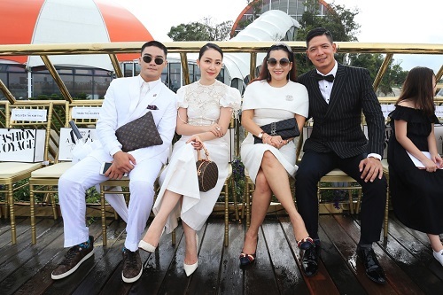 Vợ chồng Bình Minh, Linh Nga đội mưa xem show thời trang