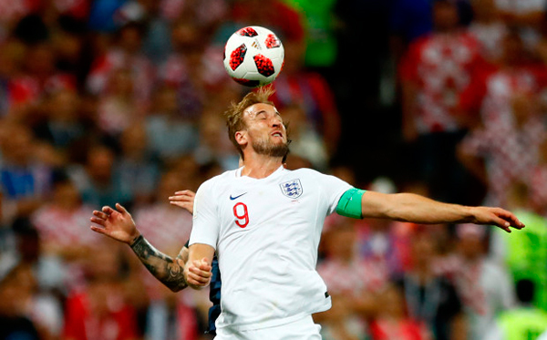 cau thu choi bong bang dau