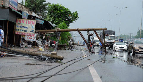 Giông lốc khủng khiếp, cột điện gãy la liệt trên quốc lộ