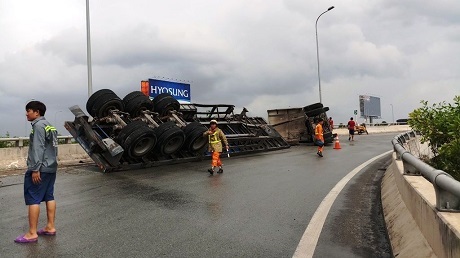 Xe container lật, 2 cuộn thép lăn 'tự do' trên cao tốc