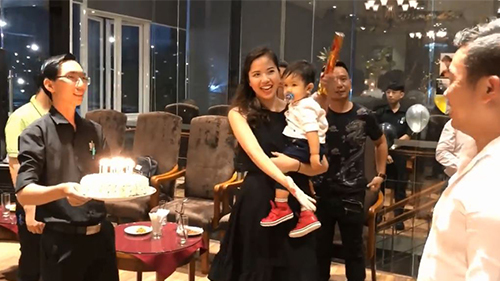 Á hậu Kiều Khanh bế con chúc mừng sinh nhật chồng