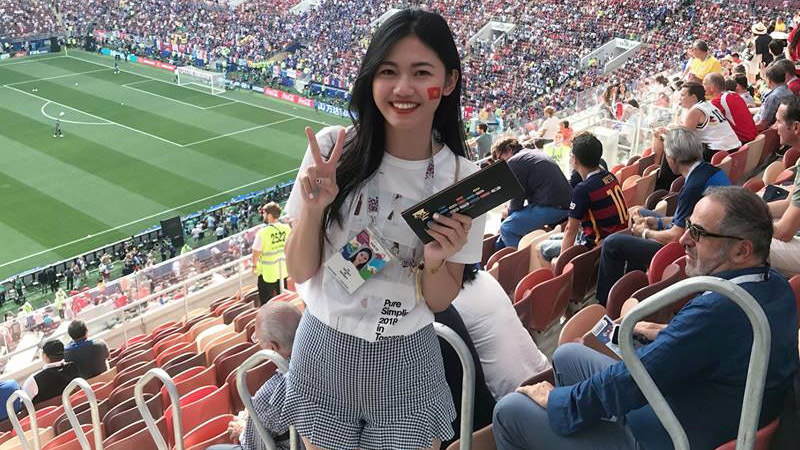 Á hậu Thanh Tú phấn khích xem trực tiếp chung kết World Cup 2018 ở Nga
