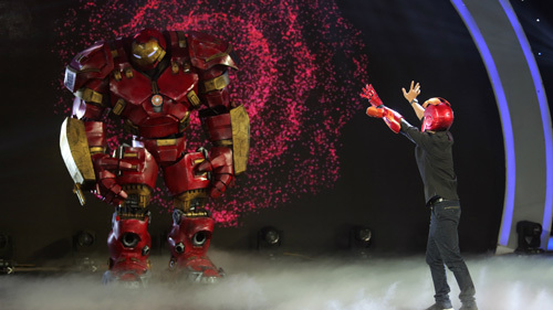 Iron Man khổng lồ xuất hiện trên sân khấu ảo thuật