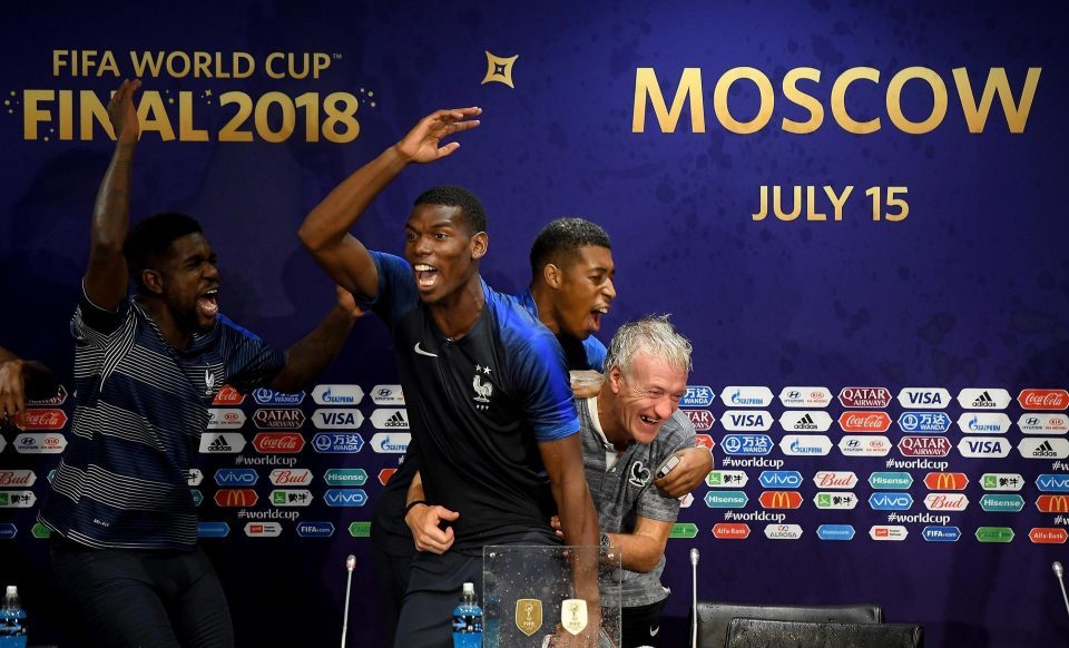 Pogba dẫn dàn cầu thủ Pháp quậy tưng phòng họp báo