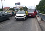 2 tài xế cãi nhau giữa cầu, cửa ngõ Sài Gòn tê liệt