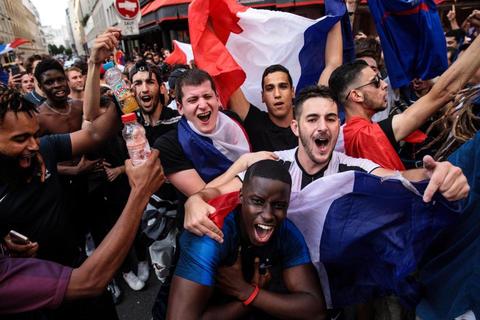 CĐV Pháp mở hội ăn mừng