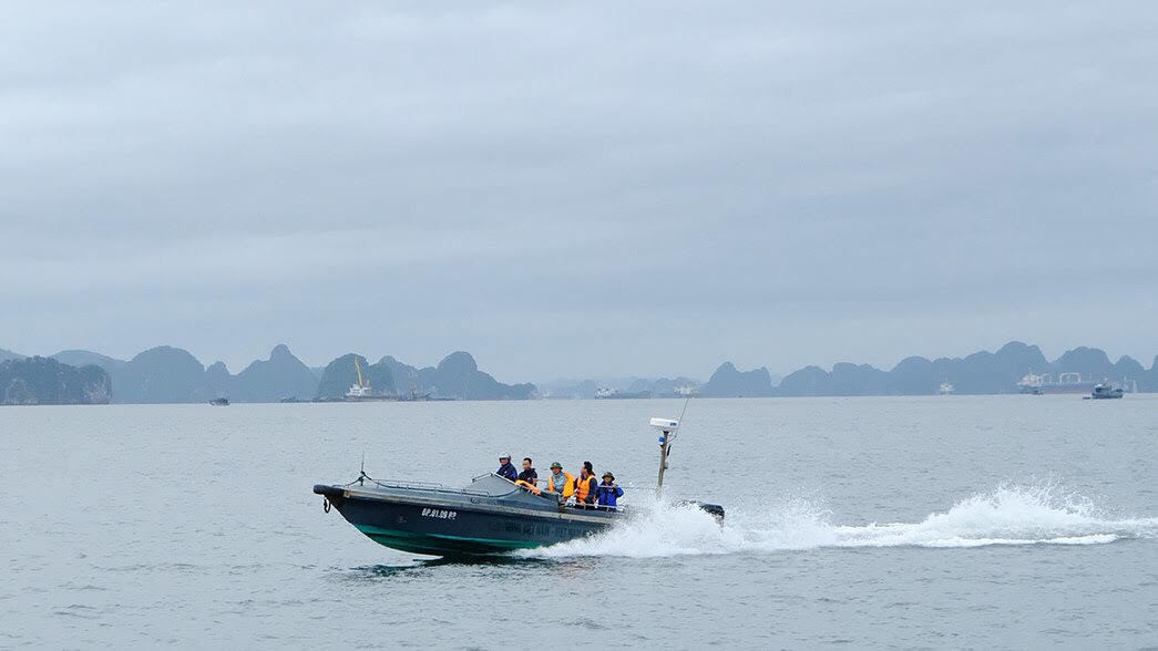 Sóng lớn nhấn chìm thuyền, 3 người mất tích