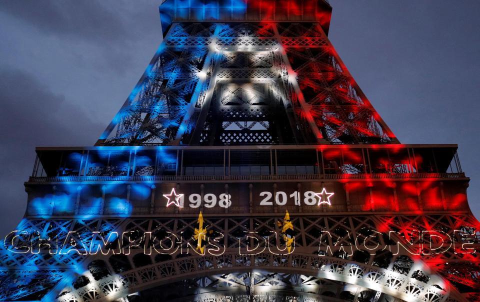 Pháp vô địch World Cup: Paris rung chuyển, tháp Eiffel 