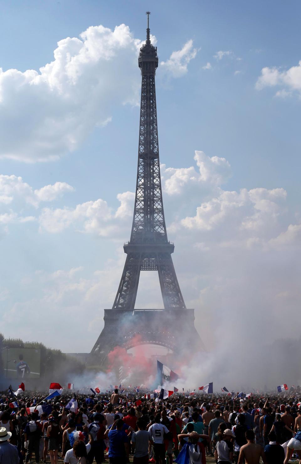 Pháp vô địch World Cup: Paris rung chuyển, tháp Eiffel biến hình