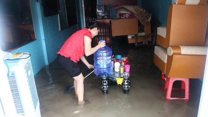 Mưa xối xả từ tối đến sáng, Hà Tĩnh chìm trong biển nước