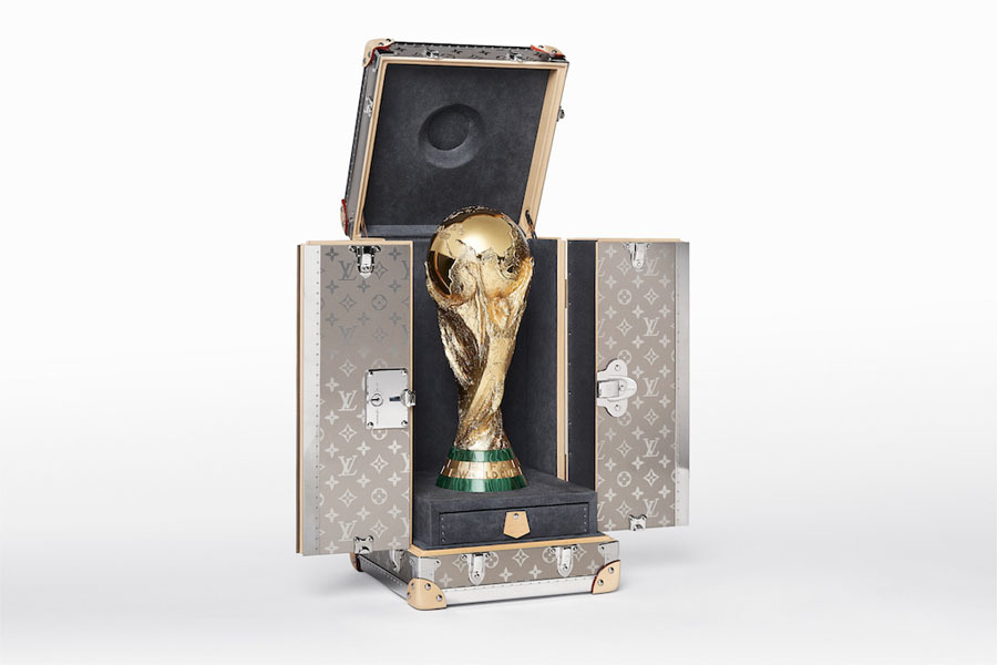 Va li Louis Vuitton đắt giá đựng cúp vàng World Cup