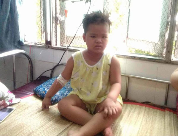 Tiếng khóc xé lòng của cô bé 3 tuổi