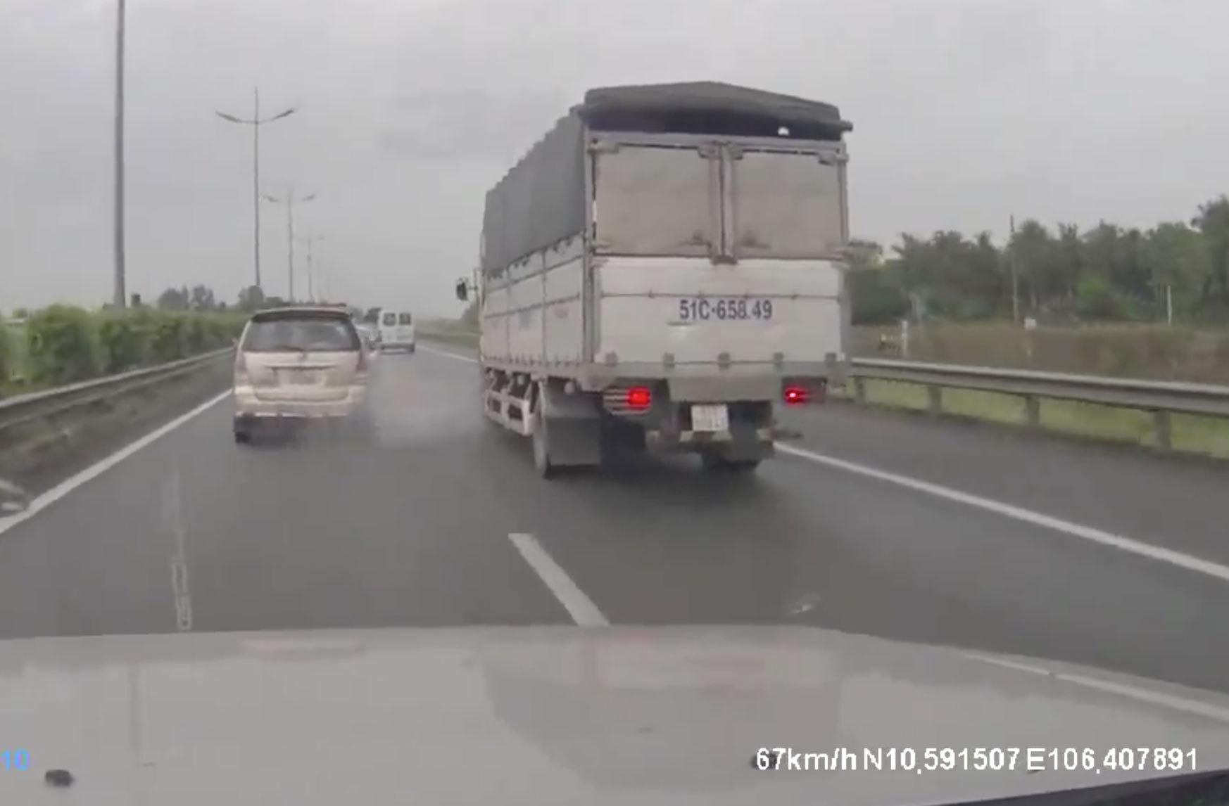 Xe tải nổ lốp trên cao tốc nguy hiểm như thế nào?