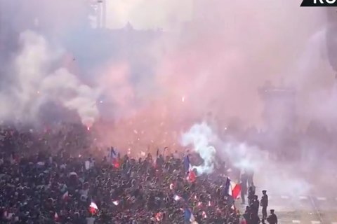 Nhà vô địch World Cup diễu hành trong mù mịt khói