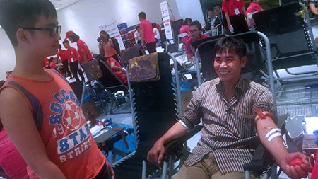 Xúc động hình ảnh 2 cha con đi hiến máu trước giờ chở hàng