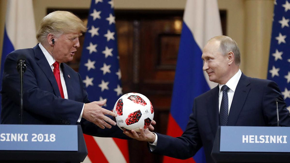 Quà Putin tặng Trump không đơn giản chỉ là quả bóng?