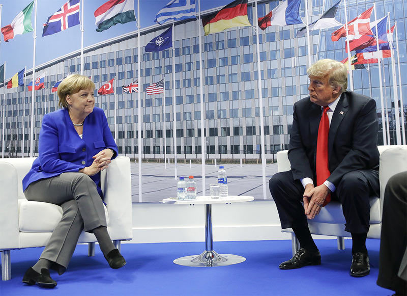 Những hình ảnh 'không giống ai' của ông Trump ở châu Âu